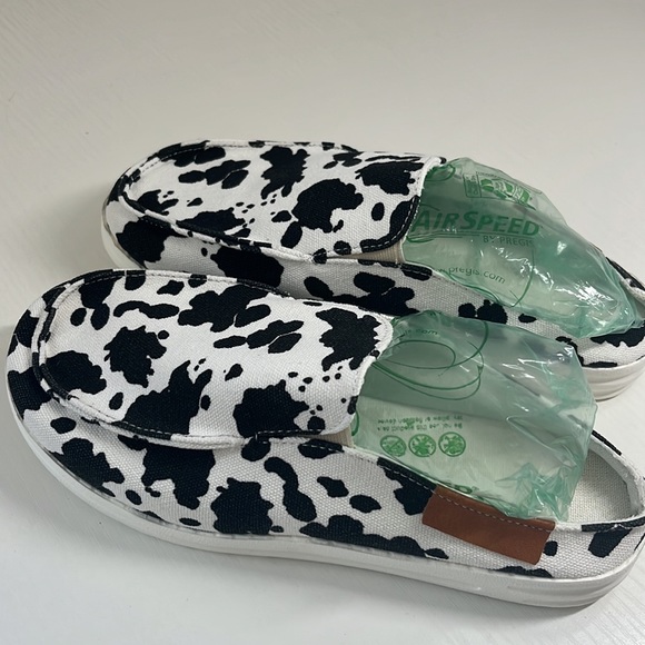 Shoes - New comfortable no name slip on slippers